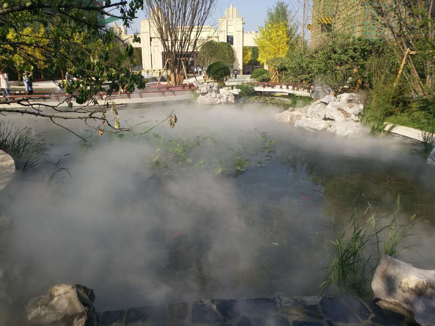 霧森景觀(guān)、霧森造景、人造霧、小區造景、降塵、加濕、小區霧森造景、樓盤(pán)云霧造景、園林霧森造景