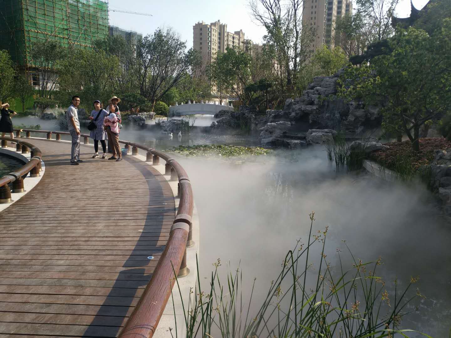 霧森景觀(guān)、霧森造景、人造霧、小區造景、降塵、加濕、小區霧森造景、樓盤(pán)云霧造景、園林霧森造景